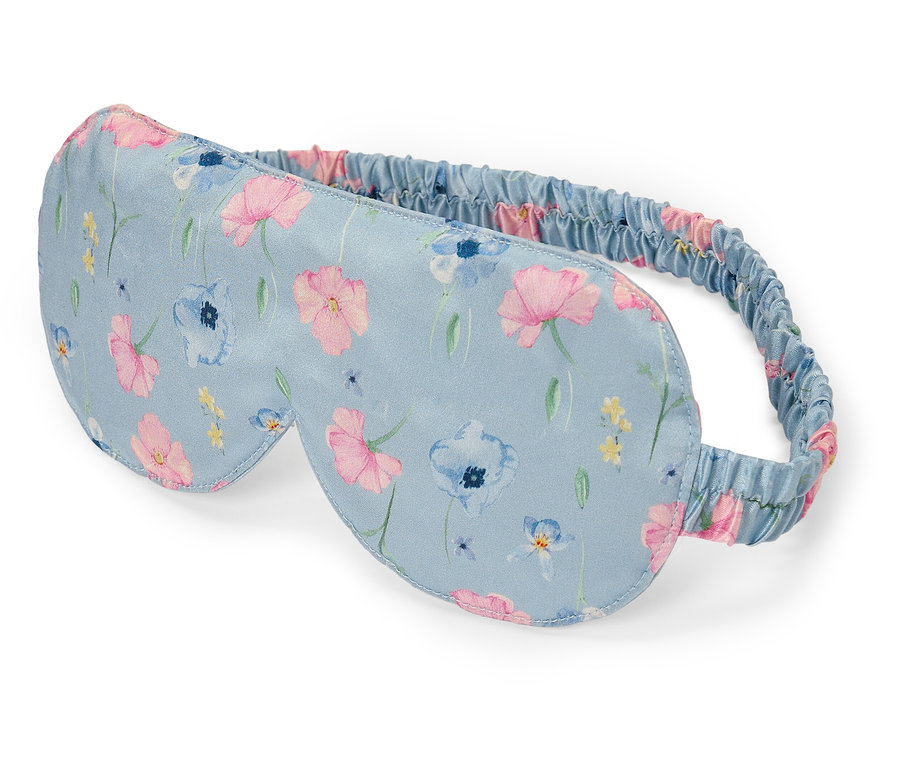 Jasnoniebieska maska do spania we wzory kwiatowe.