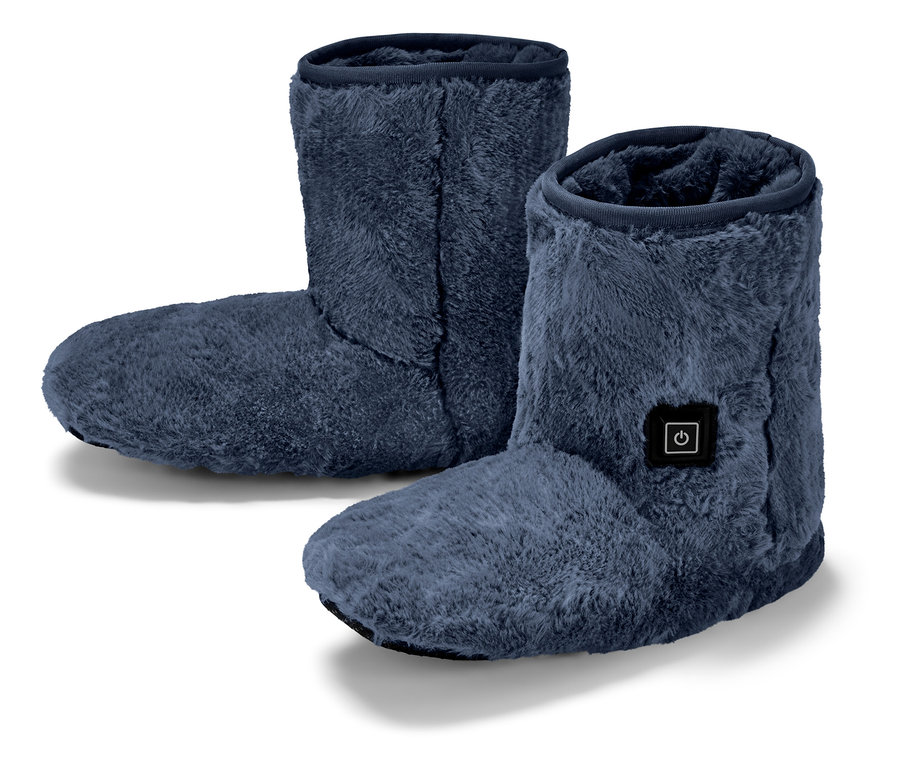 Dwa niebieskie, puszyste kapcie w kształcie botków stoją na białym tle.