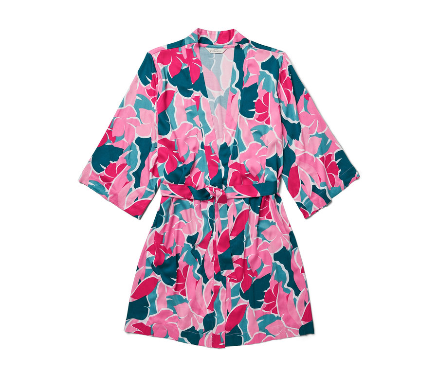 Różowo-zielony szlafrok we wzory kwiatowe.