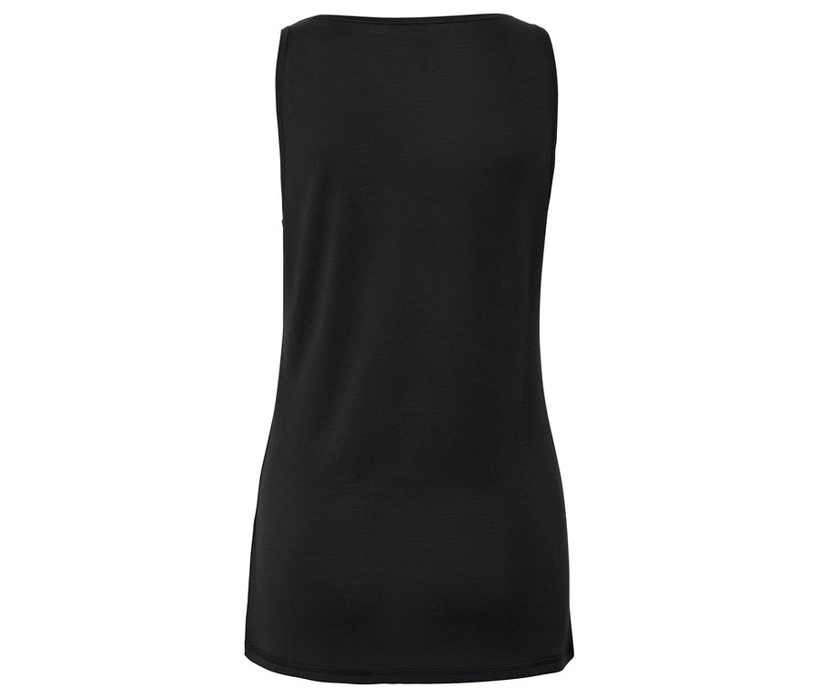 Szczegół tylnej części czarnego podkoszulka.