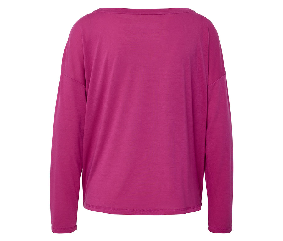 Zbliżenie fioletowej bluzki z długim rękawem.