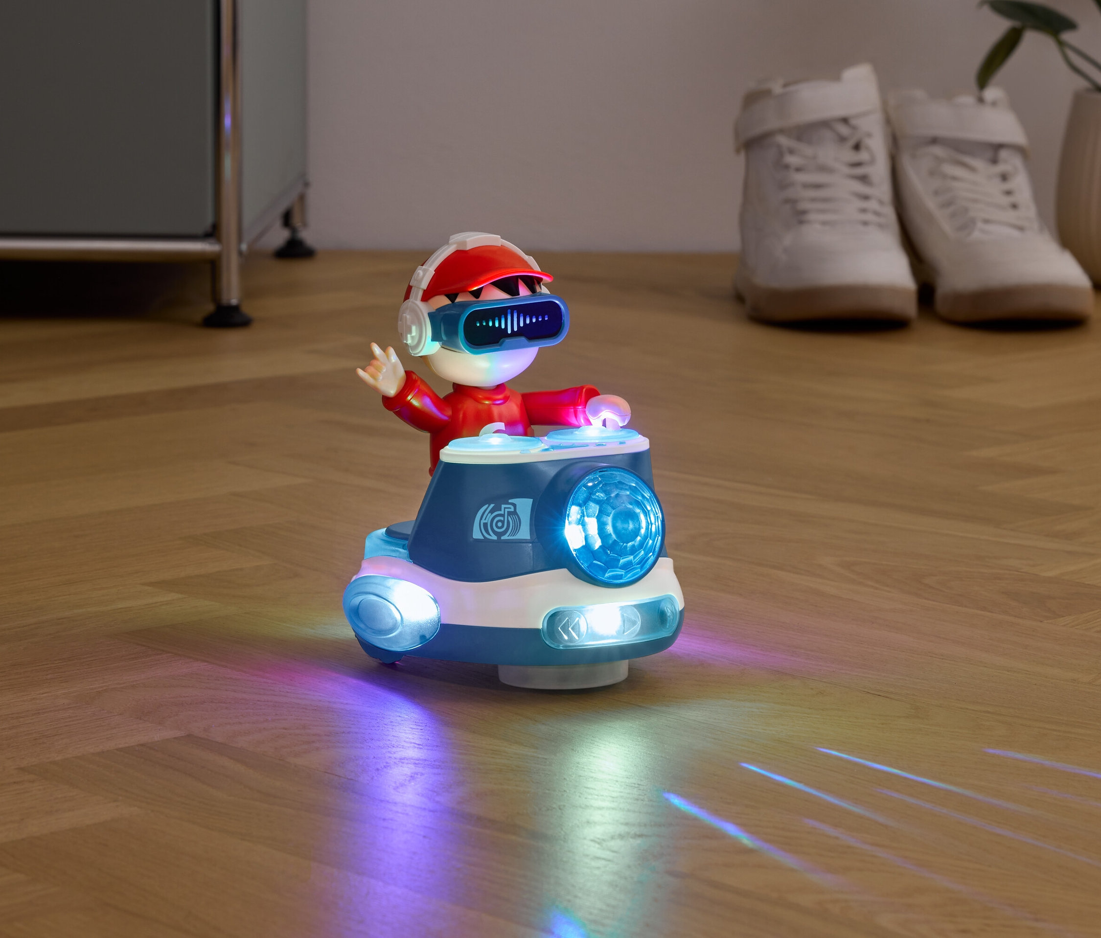 Figurka w czerwonym ubraniu i okularach VR siedzi na świecącym samochodzie.