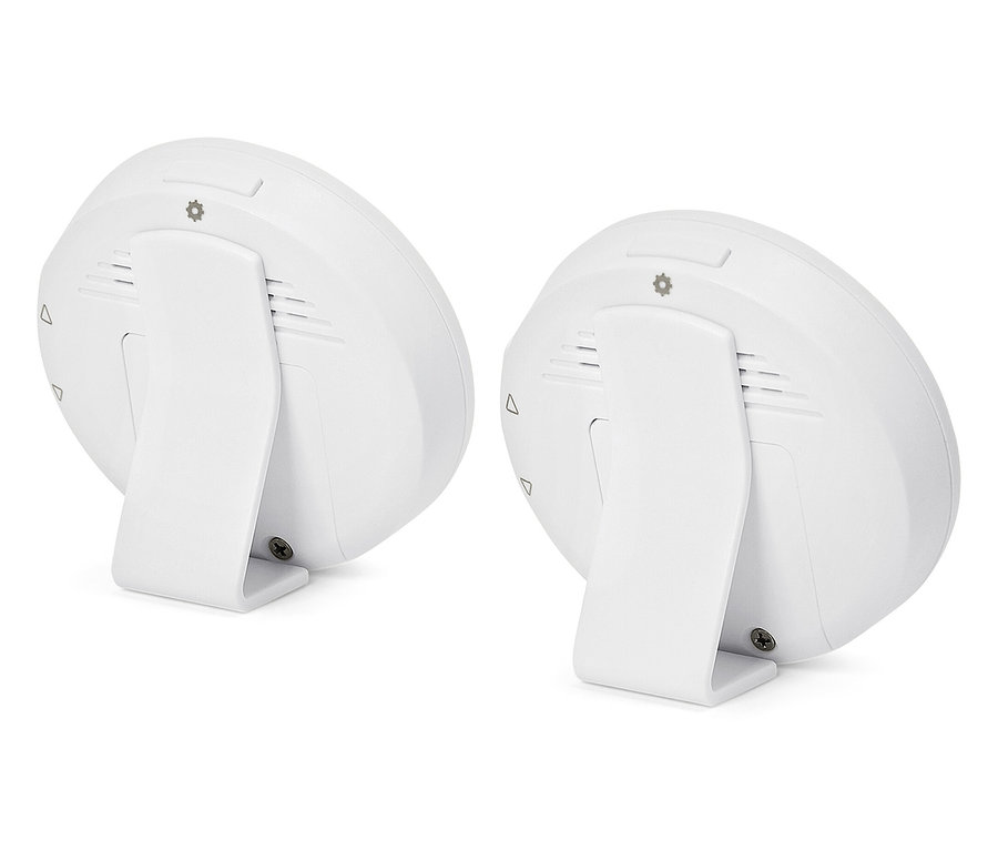 Dwa białe czujniki dymu stoją obok siebie.