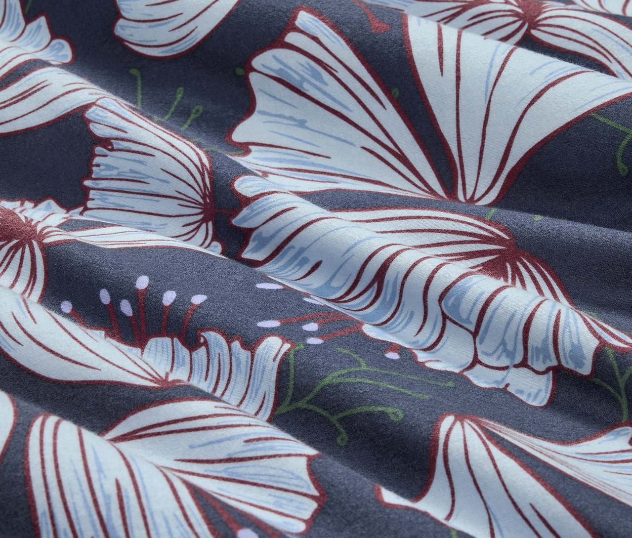 Zbliżenie na pościel z flaneli w standardowym rozmiarze, z kwiatowym wzorem.