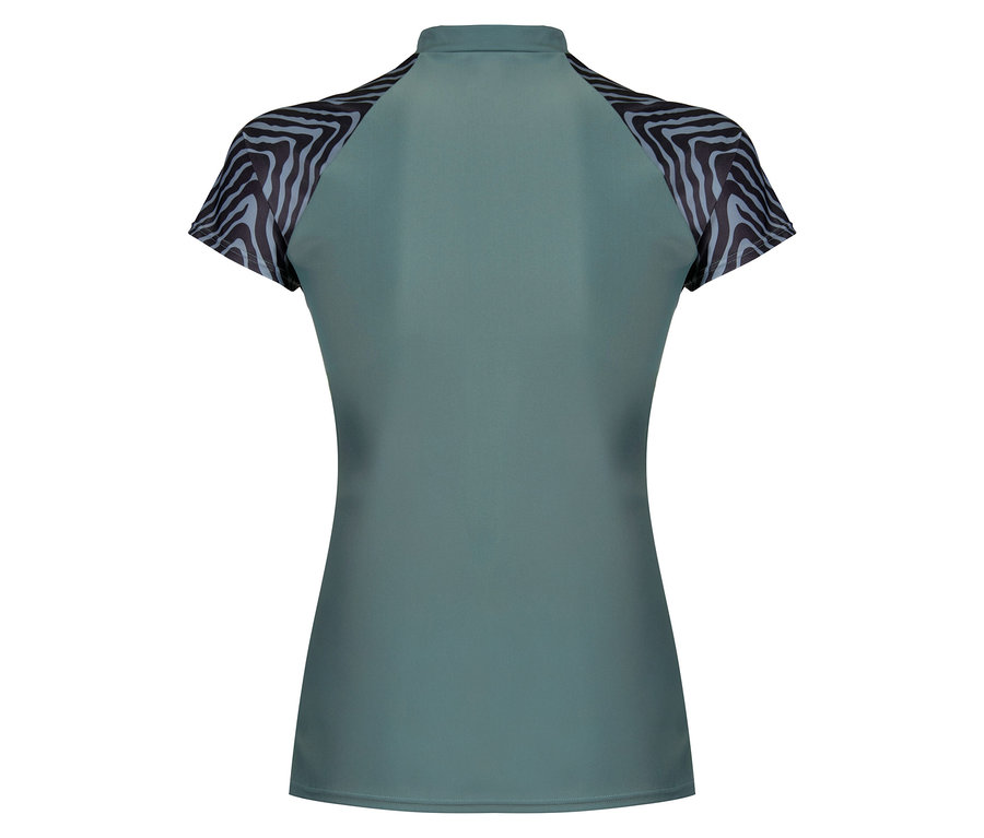 Zielona koszulka z rękawami w zebrę.