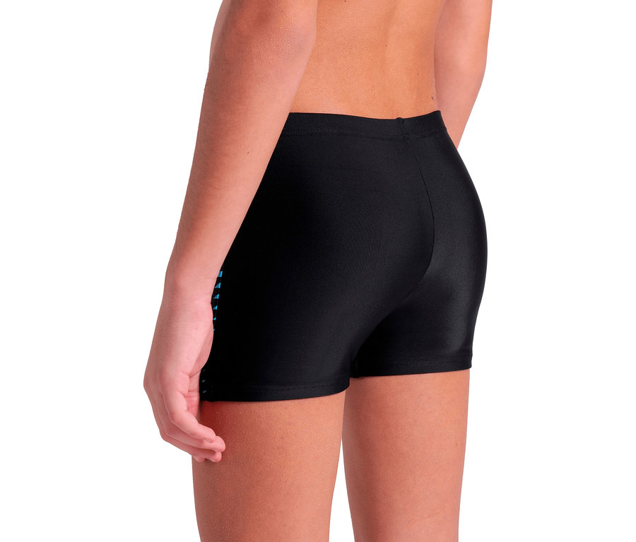 Zbliżenie na tył osoby ubranej w czarne kąpielówki.