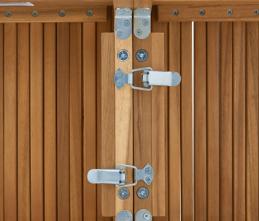 Zbliżenie dwóch metalowych zatrzasków na drewnianym stole, przymocowanych śrubami.