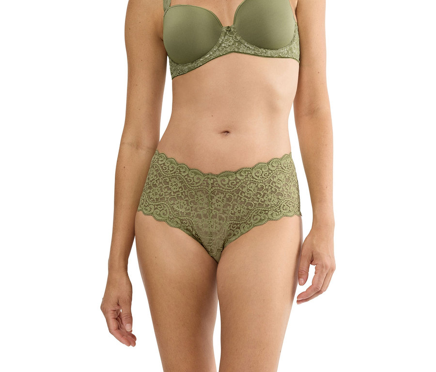 Kobieta ma na sobie koronkowy komplet w kolorze khaki, składający się z biustonosza i majtek.