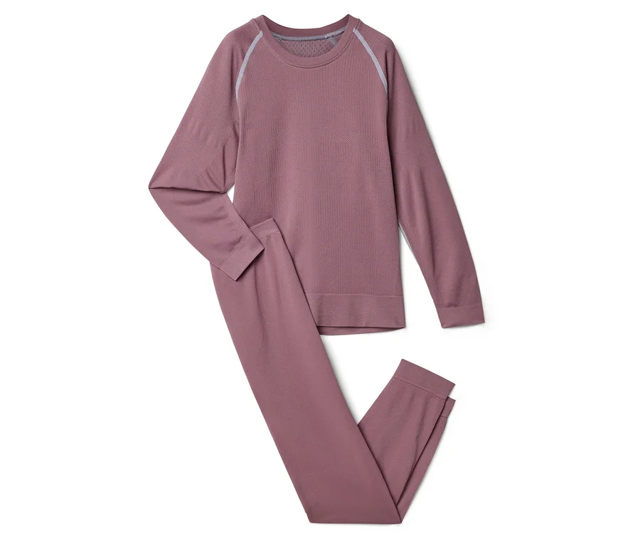Mauve komplet bielizny termicznej, składający się z długiego rękawa i długich spodni. Góra ma jasnoszare paski na ramionach.