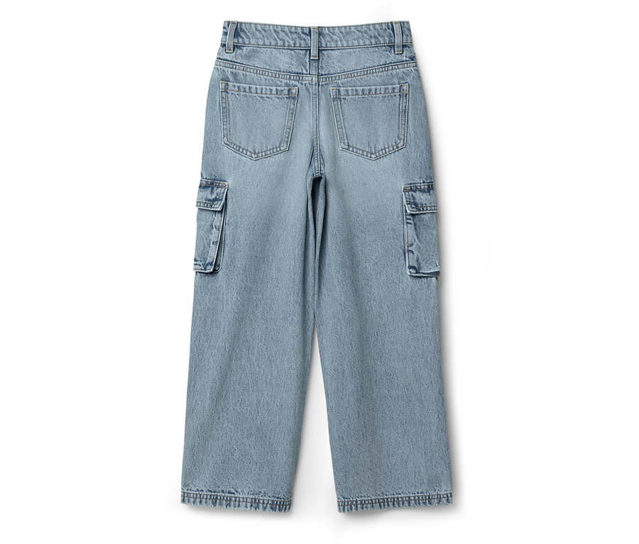 Tył jasnoniebieskich dżinsów z kieszeniami na białym tle.