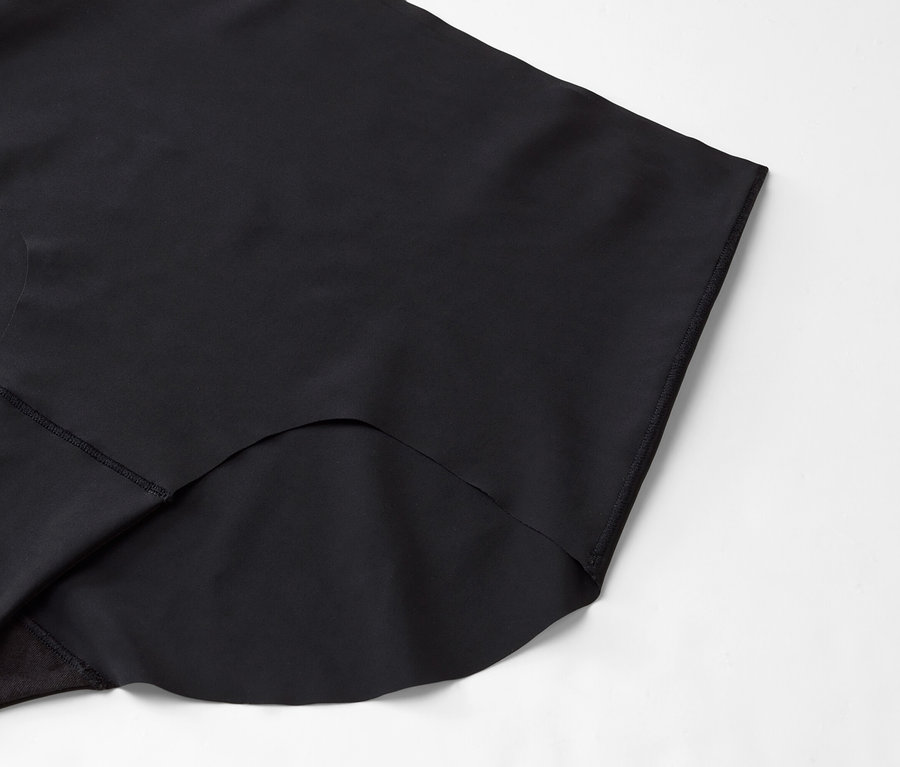 Zbliżenie czarnej tkaniny na białym tle.