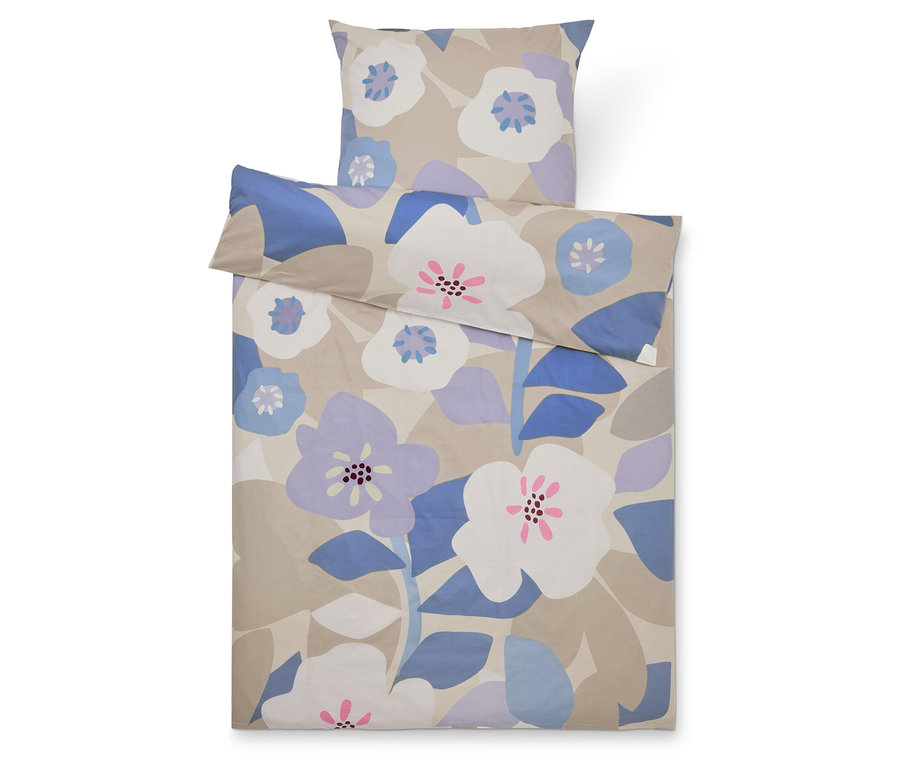 Komplet pościeli we wzory kwiatowe w odcieniach niebieskiego, fioletu i beżu.