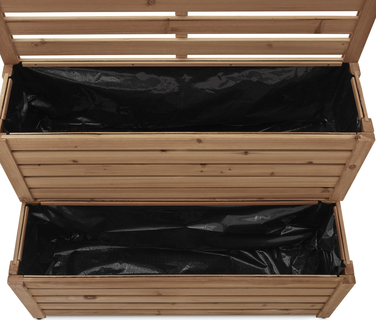 Zbliżenie dwupoziomowej drewnianej skrzyni na rośliny wyłożonej czarnym plastikiem.