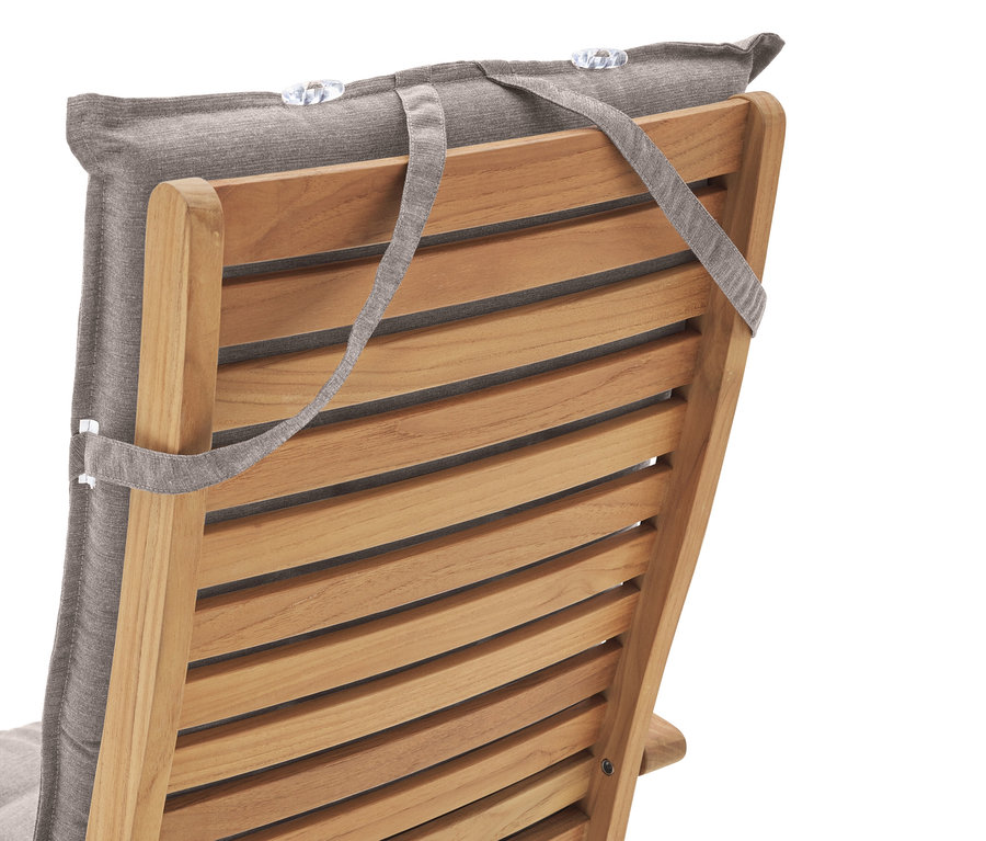 Zbliżenie na tył drewnianego krzesła z szarą poduszką przymocowaną paskami.