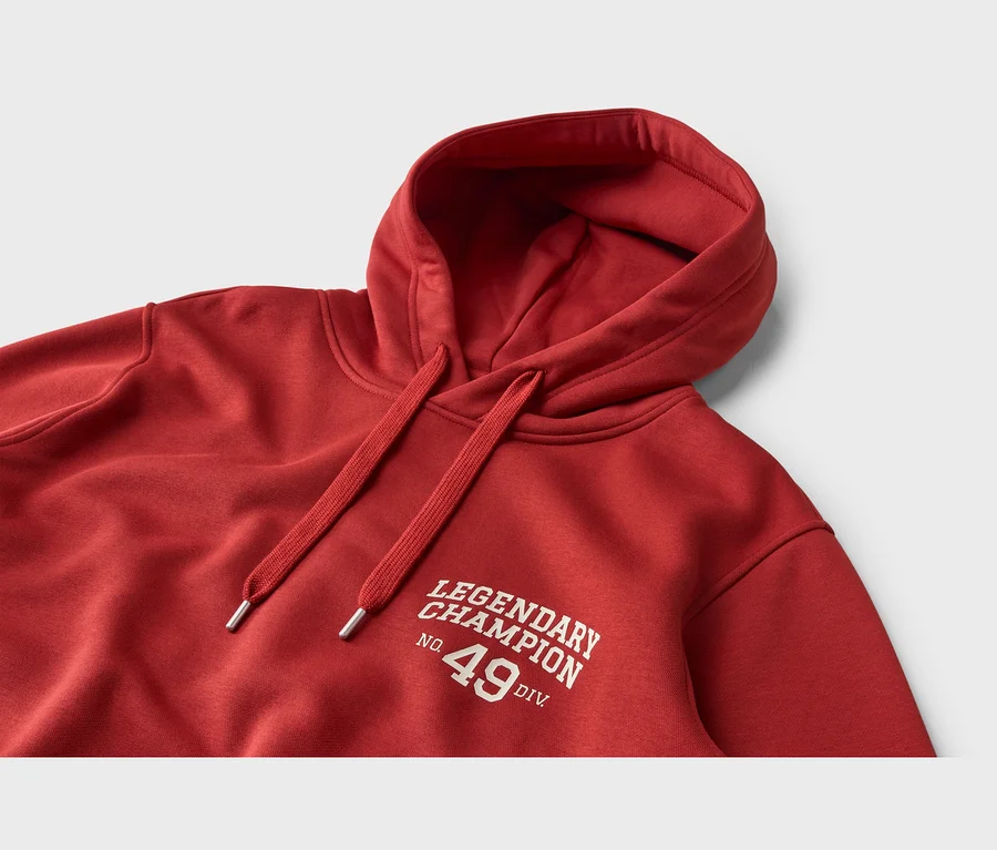 Czerwona bluza z kapturem i sznurkami, z białym napisem "LEGENDARY CHAMPION NO. 49 DIV." na przodzie.