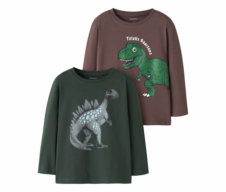 Ciemnobrązowa koszulka z długim rękawem z zielonym T-Rexem i napisem "Totally Roarsome", leżąca na ciemnozielonej koszulce z szarym dinozaurem.