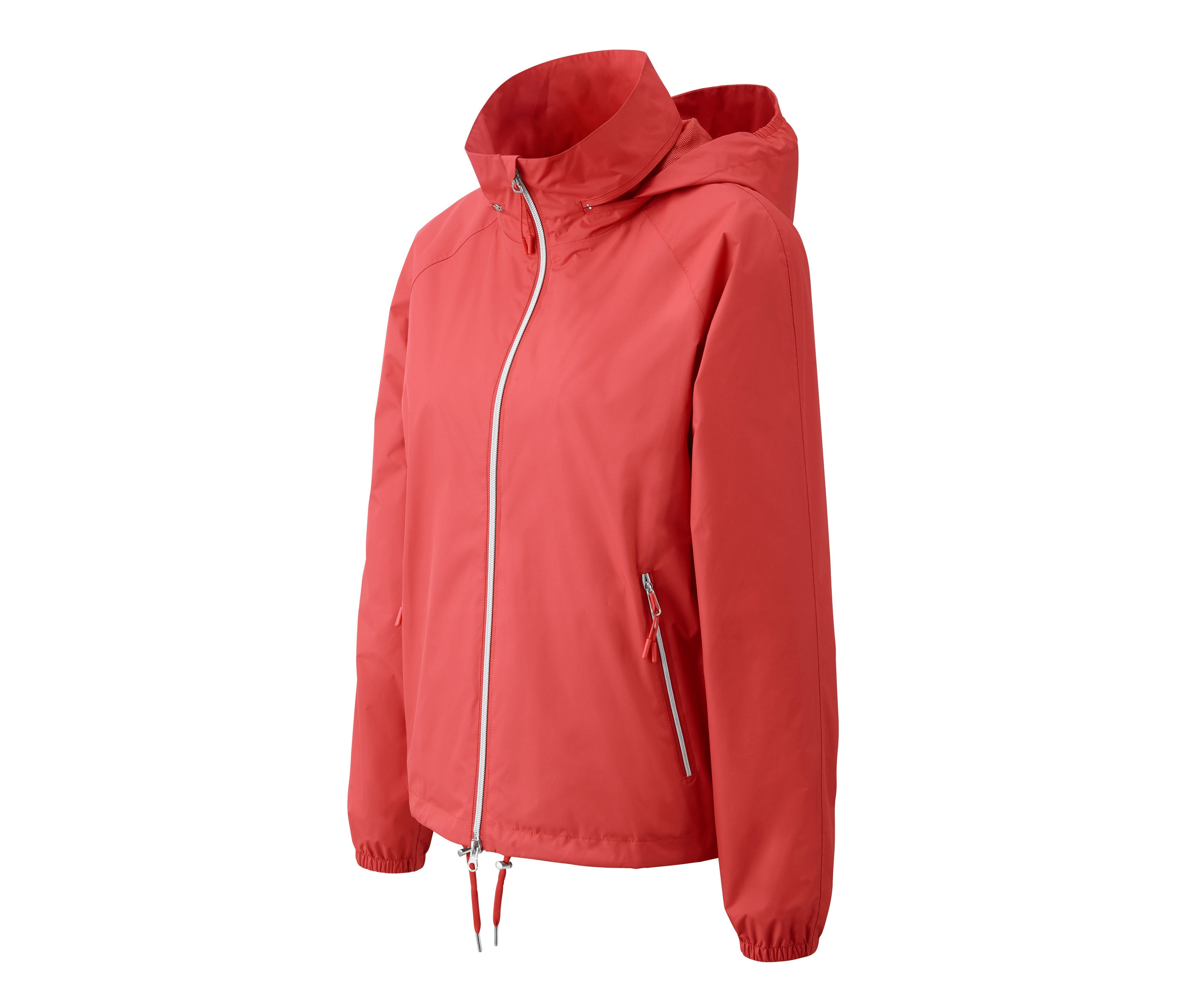 Zbliżenie na koralową, lekką damską kurtkę przeciwdeszczową z zamkiem błyskawicznym.