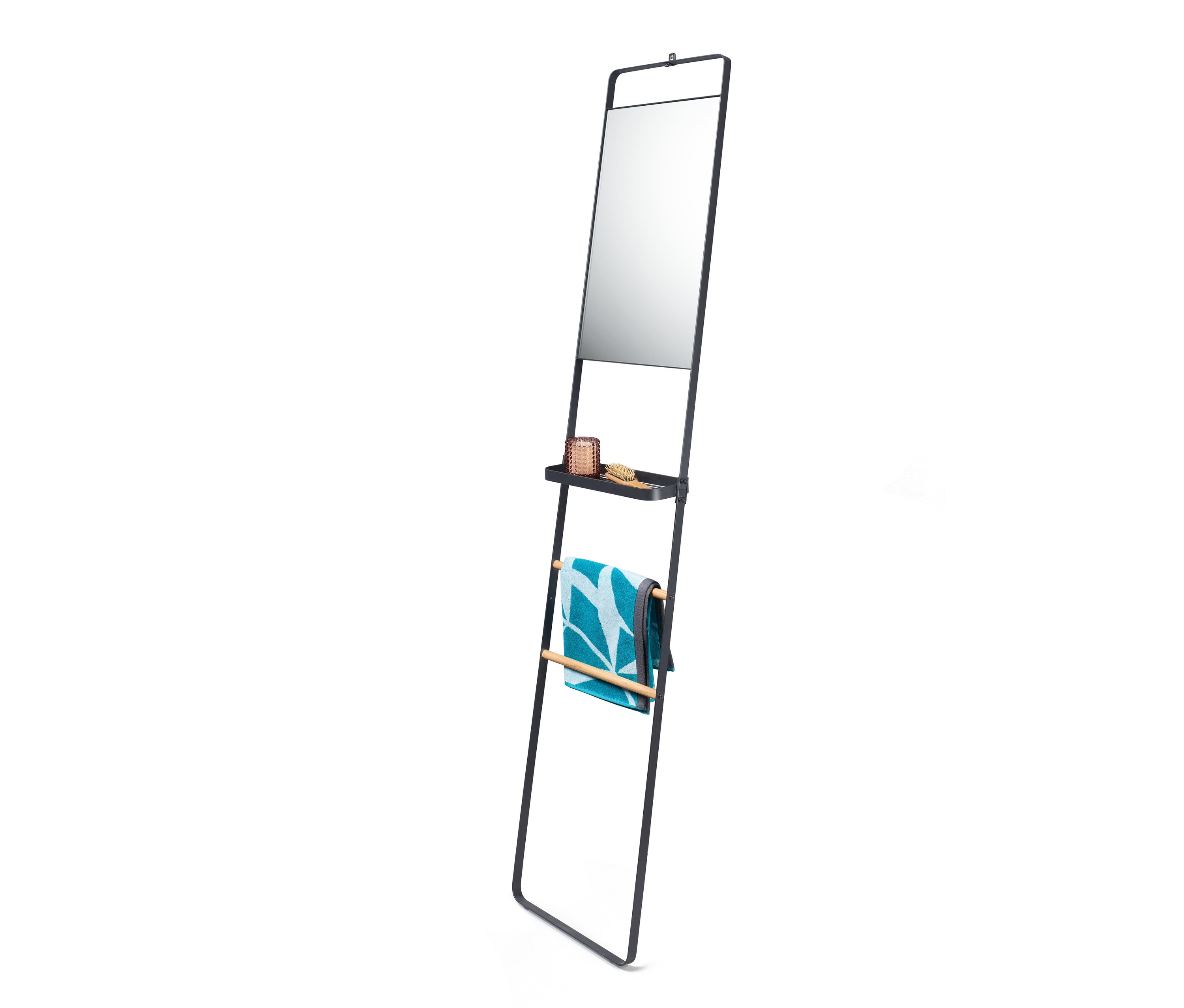 Czarna drabinka z lustrem, półką i ręcznikiem.
