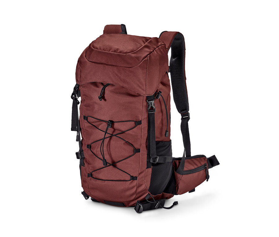 Czerwony plecak trekkingowy o pojemności 35 l.