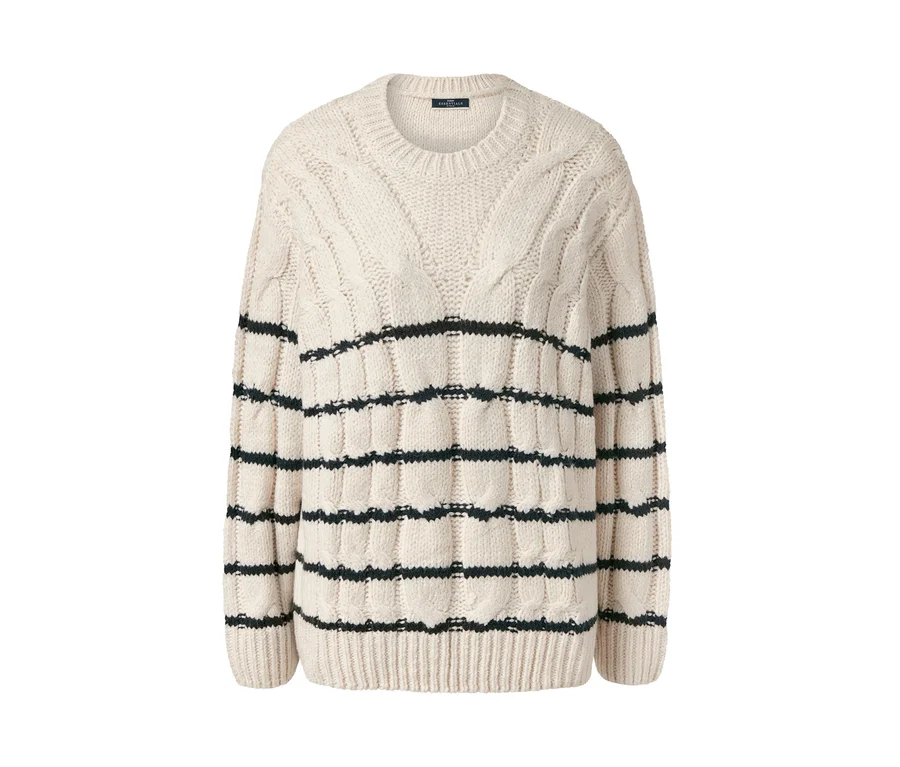 Pasiasty sweter z dzianiny.