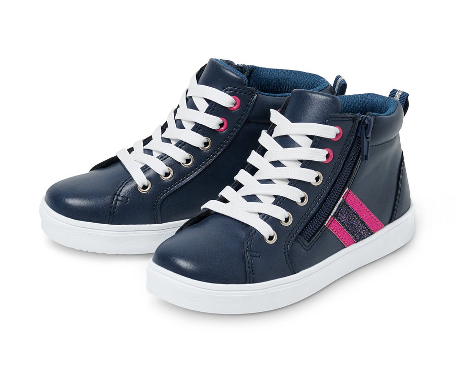 Dwa buty typu sneaker.