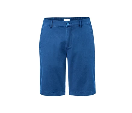 Niebieskie szorty chino.
