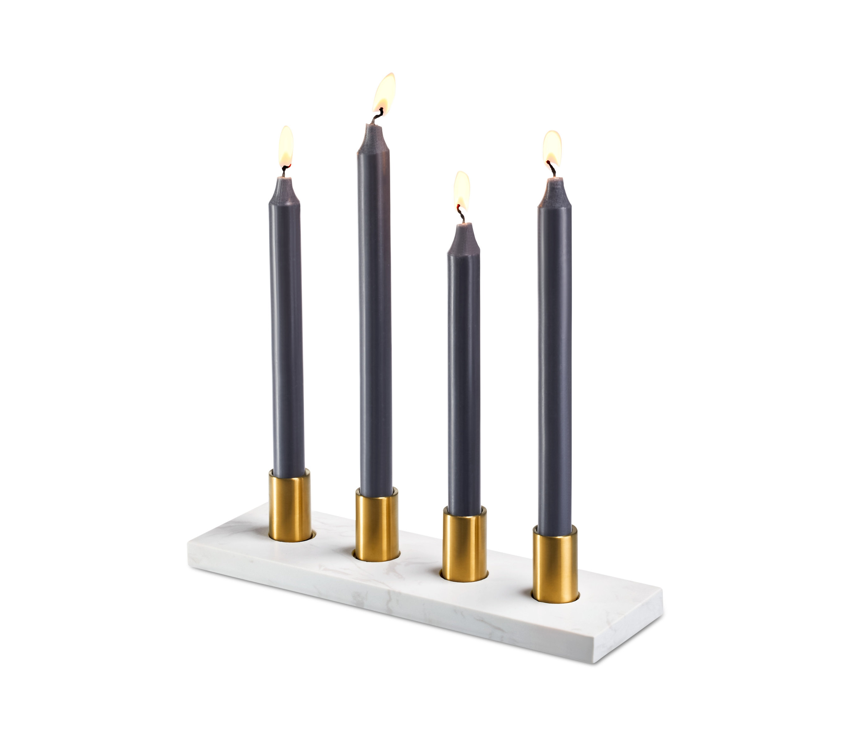 Cztery palące się szare świece w złotych uchwytach na marmurowym świeczniku.