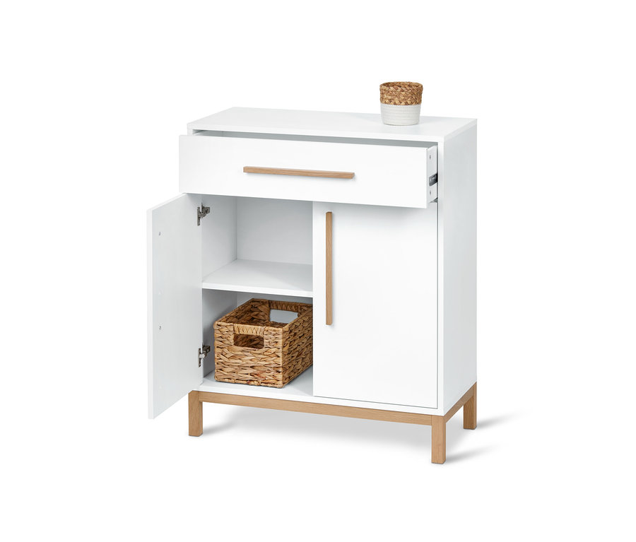 Biała szafka łazienkowa typu sideboard »Eklund« z otwartą szufladą i drzwiami, wewnątrz wiklinowy kosz.