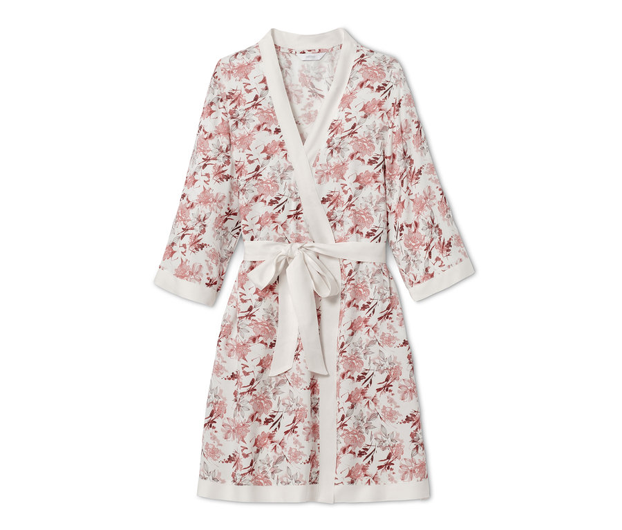 Biały szlafrok-kimono we wzory kwiatowe.
