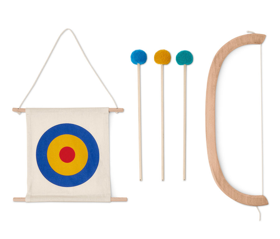 Łuk i strzały, zestaw ze szmacianą tarczą z niebieskim, żółtym i czerwonym kółkiem pośrodku.