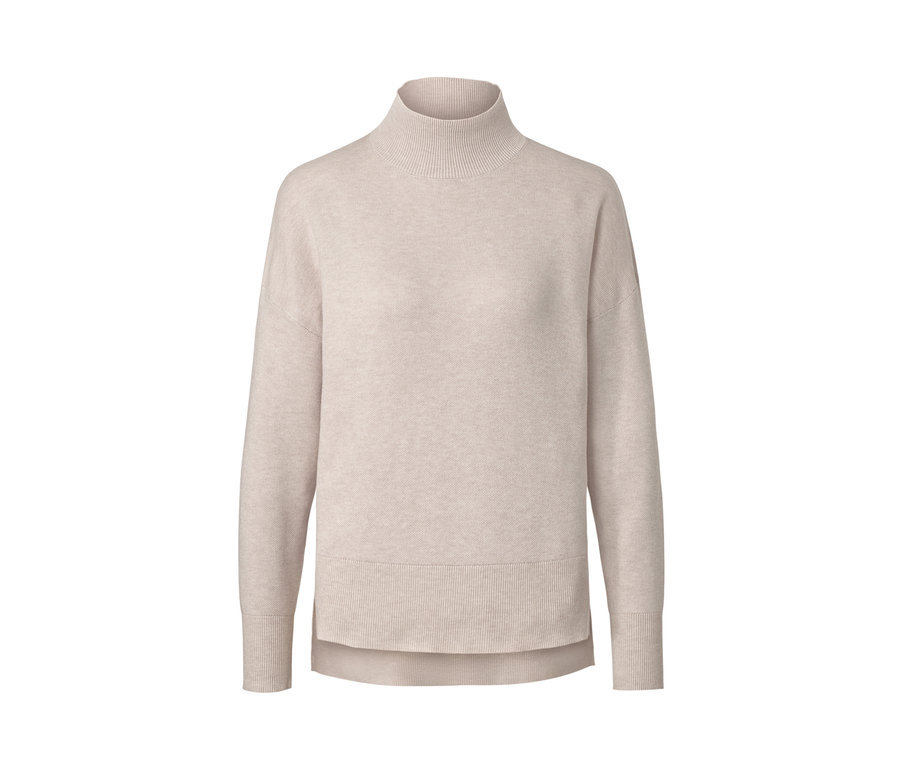 Beżowy sweter z dzianiny ze stójką.