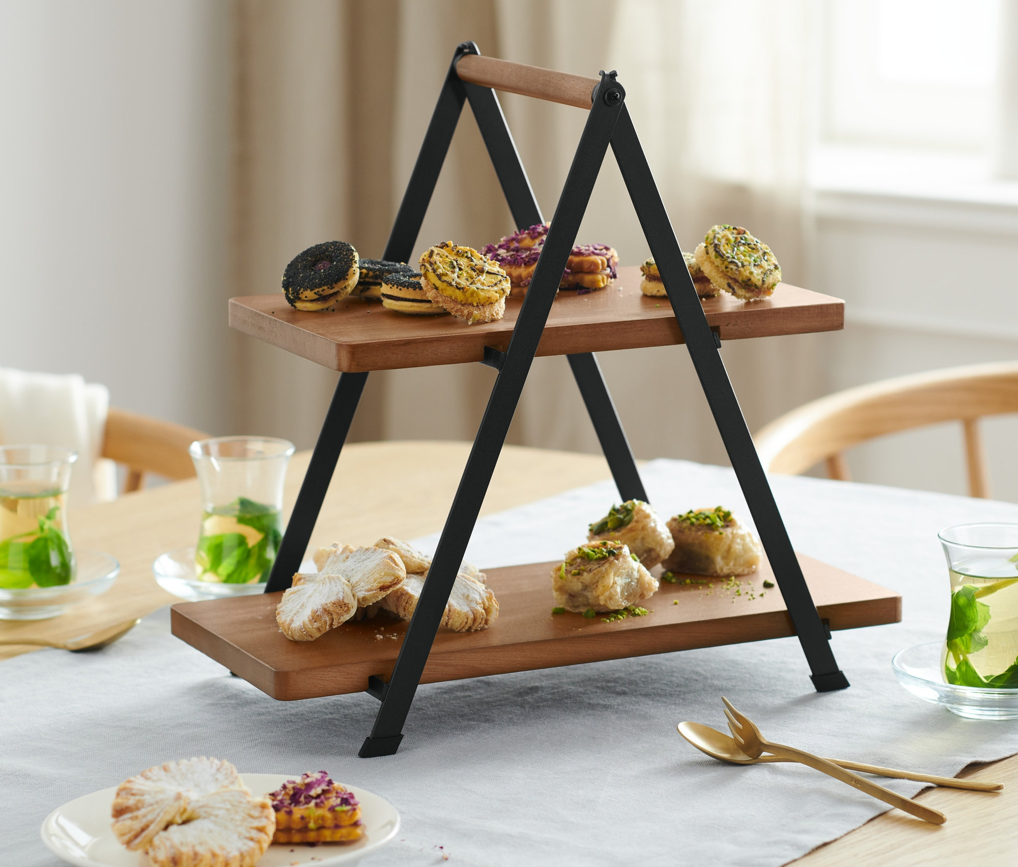 Patera piętrowa z ciastkami na stole.