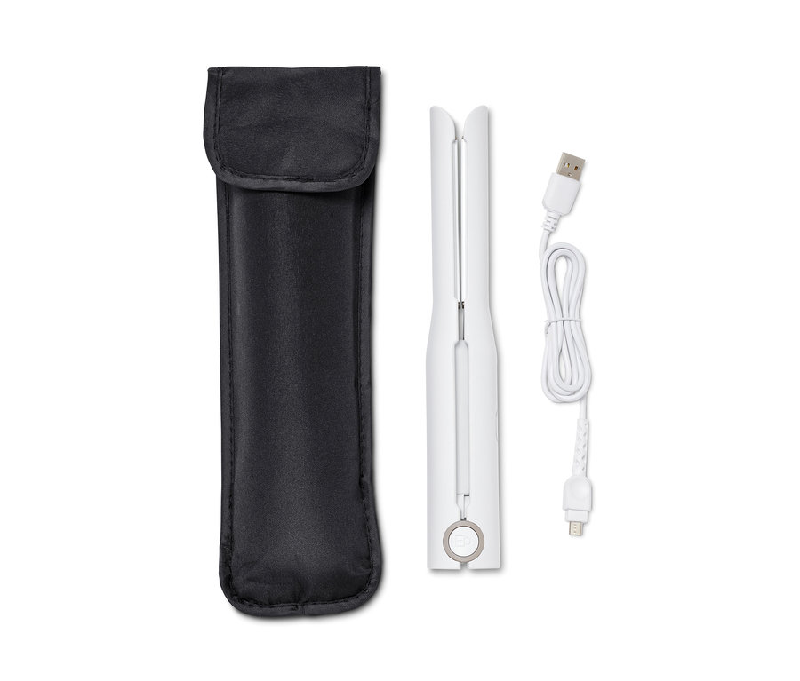 Obok siebie leżą etui, bezprzewodowa prostownica do włosów i kabel ładujący.