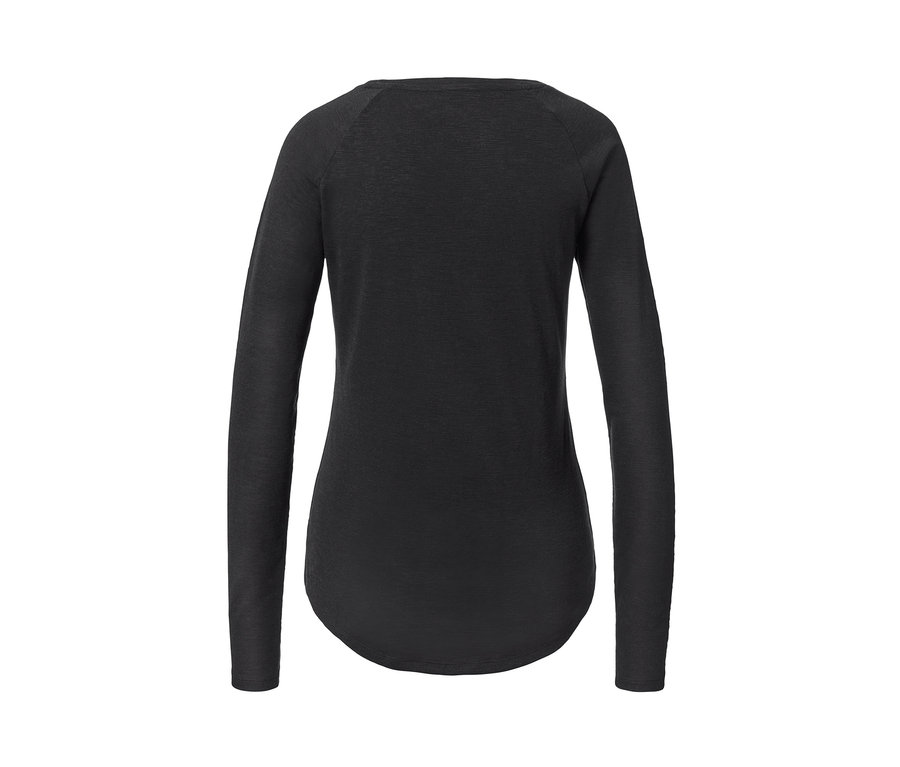 Szczegółowy widok czarnej koszulki sportowej z długim rękawem.