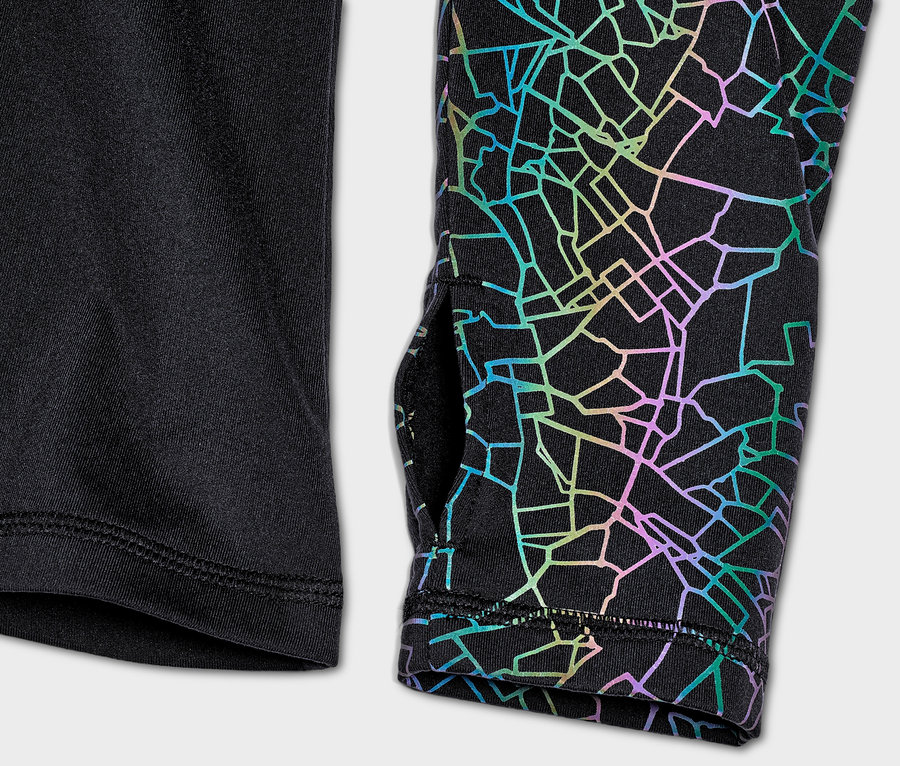 Zbliżenie na termoaktywną koszulkę funkcyjną.