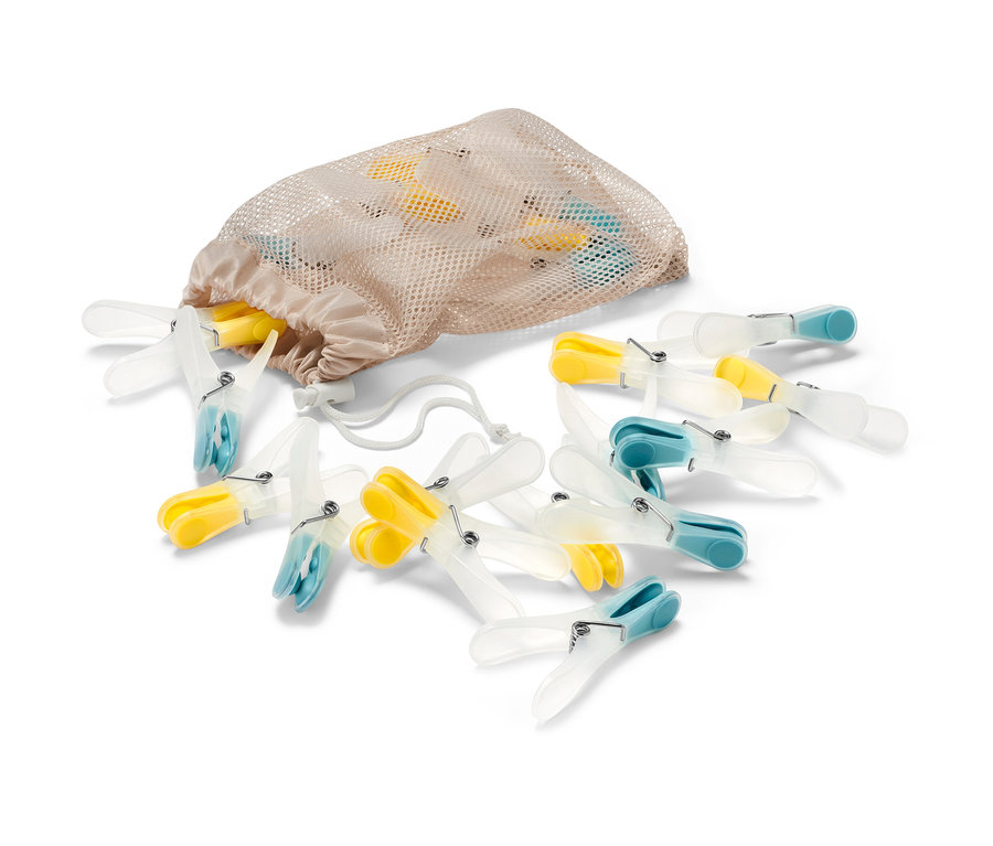 Klamerki do bielizny (20 sztuk) leżą obok beżowego worka z siatki.