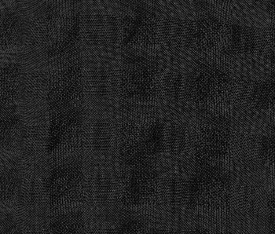 Zbliżenie na czarną, tkaną tunikę o wyraźnej strukturze.