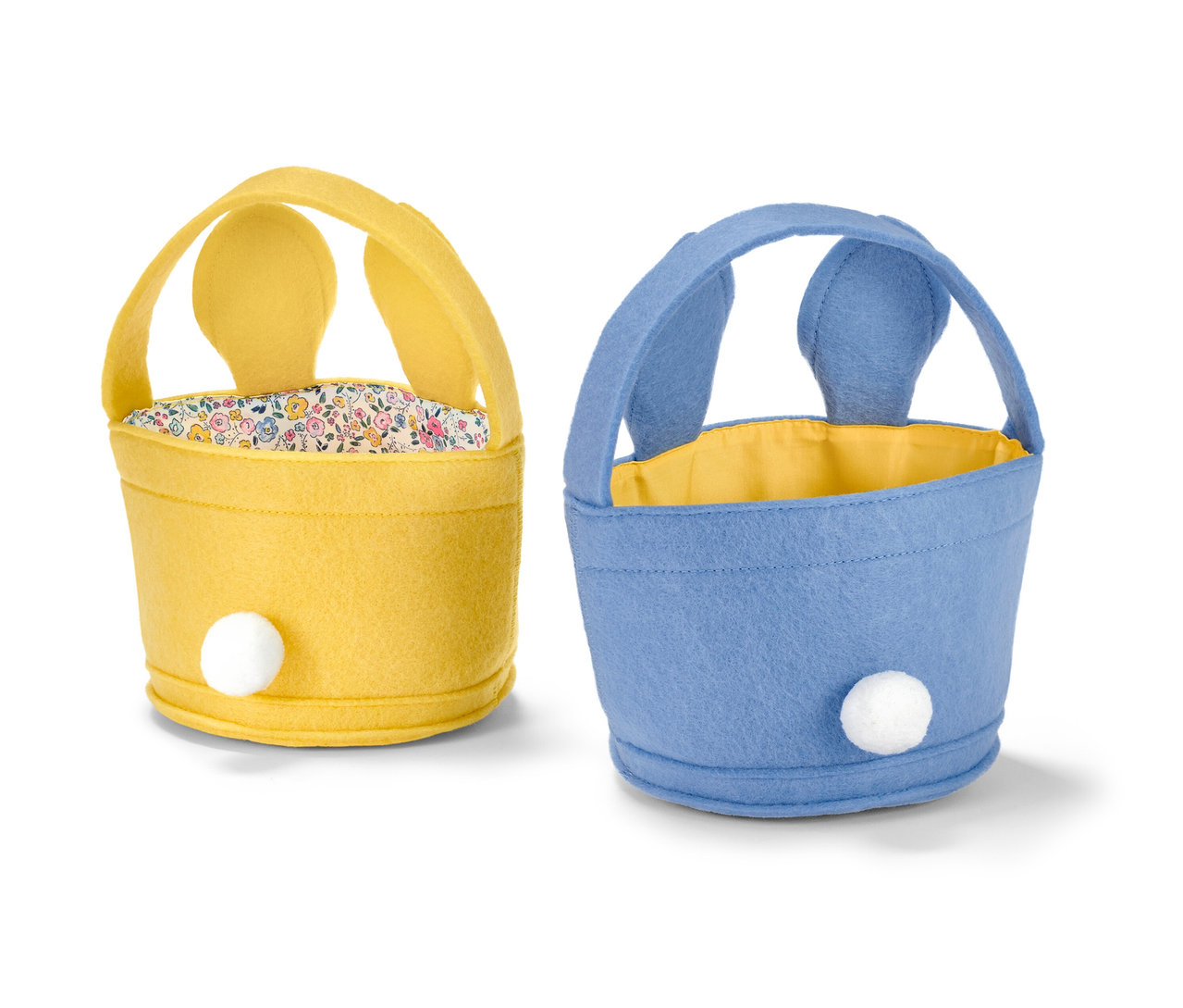 Dwa koszyczki wielkanocne, jeden żółty i jeden niebieski, oba z uszkami i pomponem.