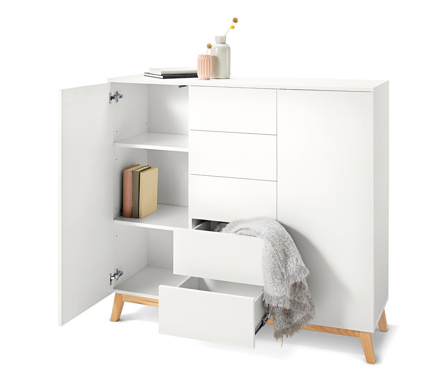 Otwarta biała szafa typu highboard z półkami i szufladami.
