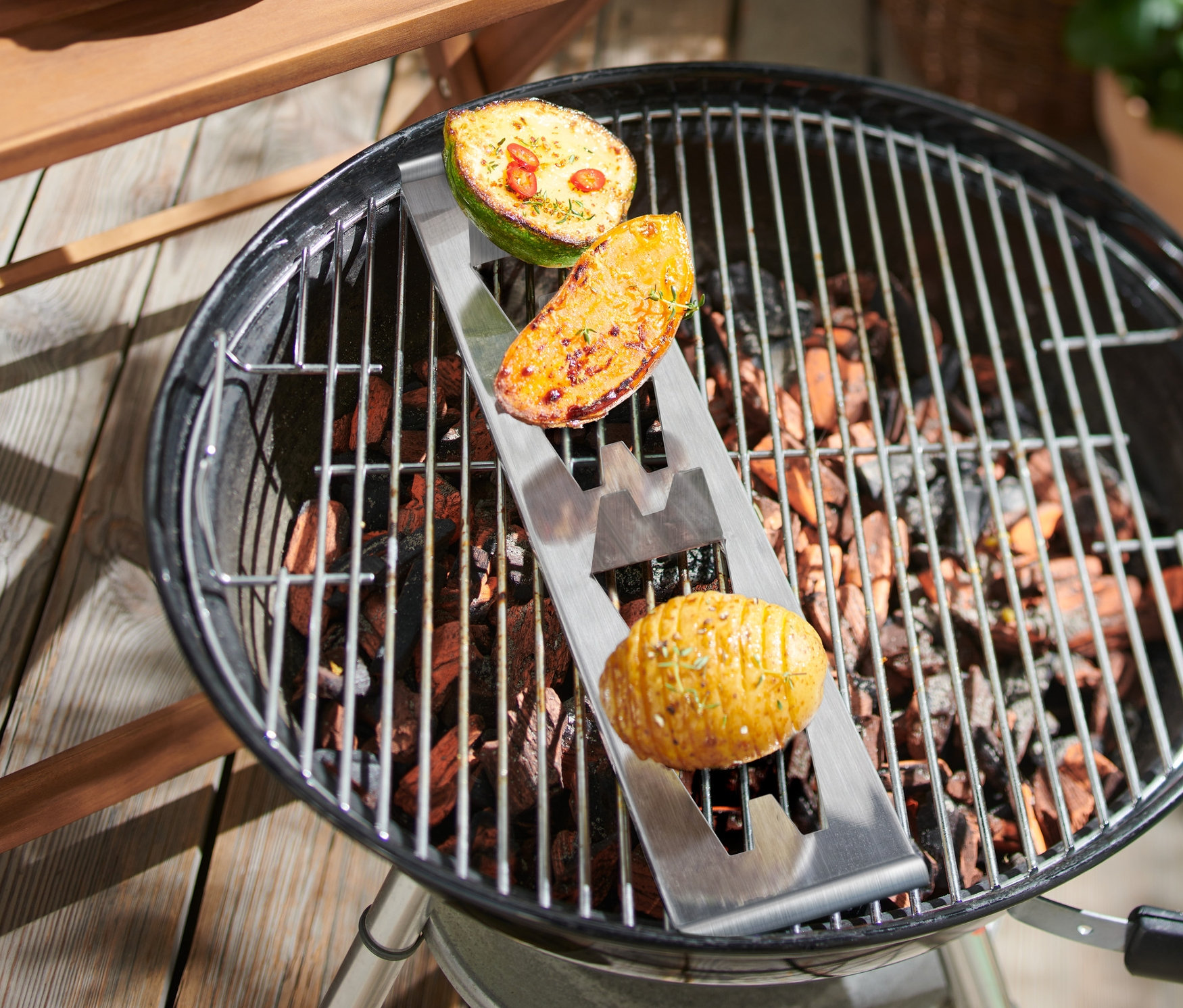 Ziemniaki w uchwycie na grillu.