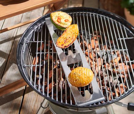 Ziemniaki w uchwycie na grillu.