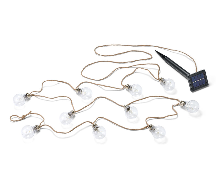 Solarny łańcuch świetlny z linką jutową i panelem słonecznym na białym tle.