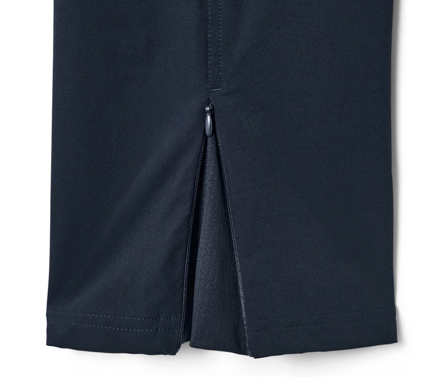 Szczegół granatowych spodni outdoorowych z rozpiętym zamkiem błyskawicznym.