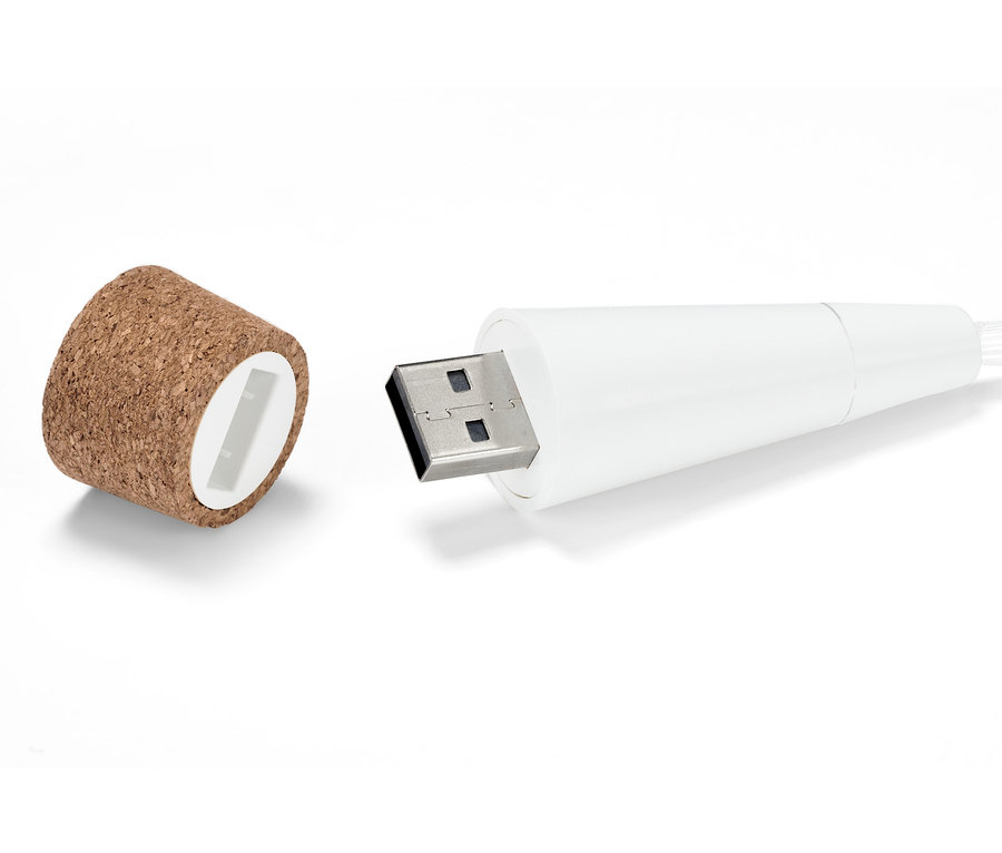Zbliżenie korka LED z akumulatorem i złączem USB.