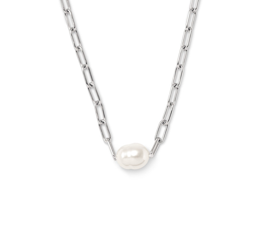 Srebrny łańcuszek z perłą pośrodku.