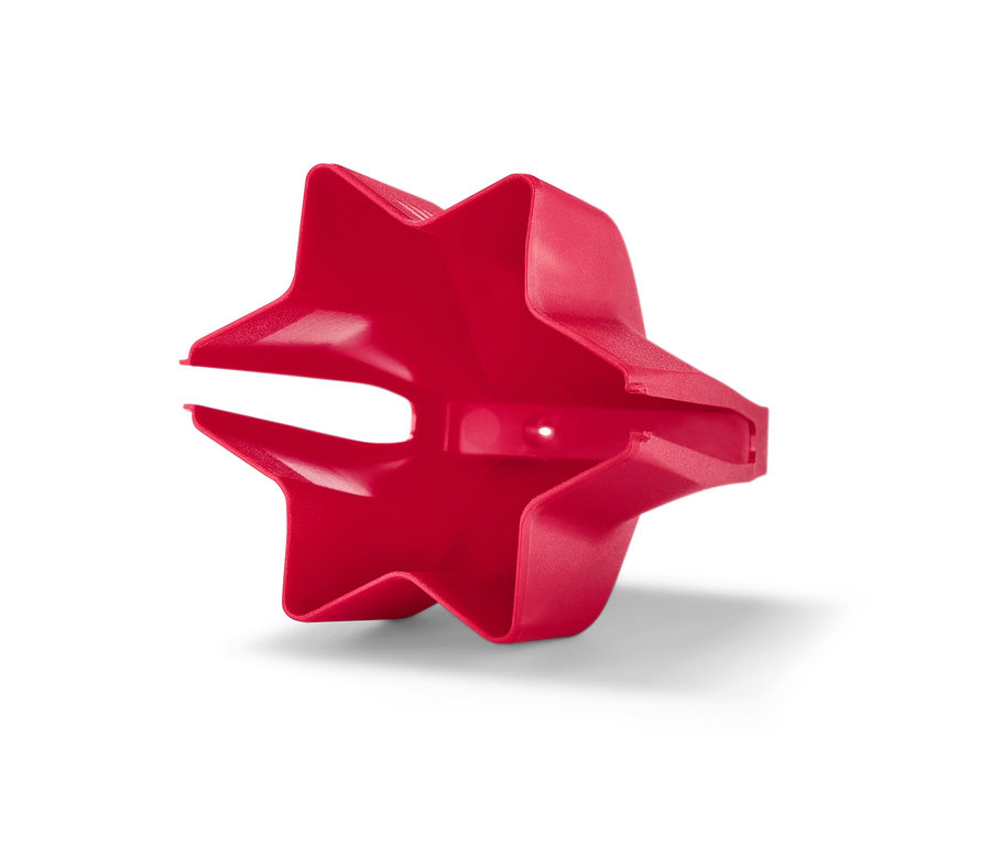 Czerwona foremka do wykrawania ciastek w kształcie gwiazdy.