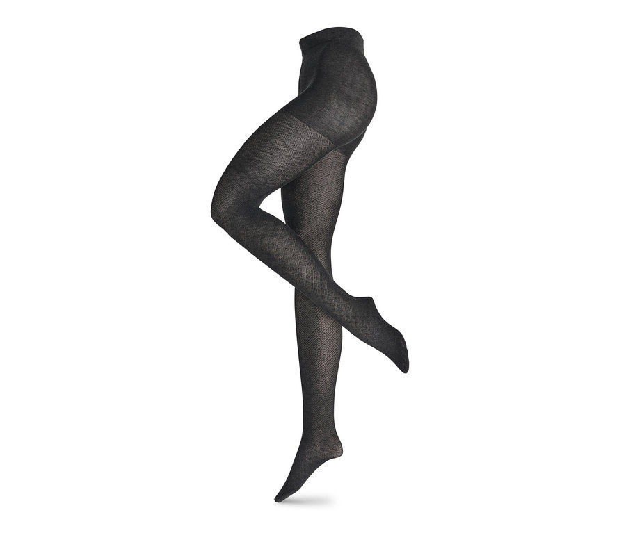 Rajstopy dzianinowe ze strukturą na białym tle.