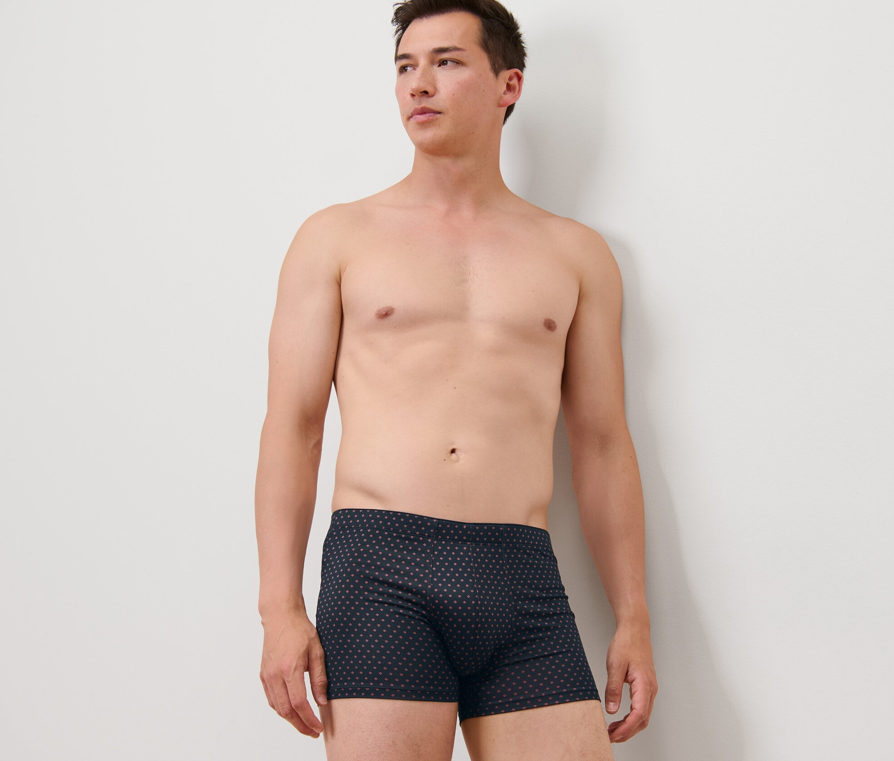 Mężczyzna pozuje w bokserkach, 4 pary.