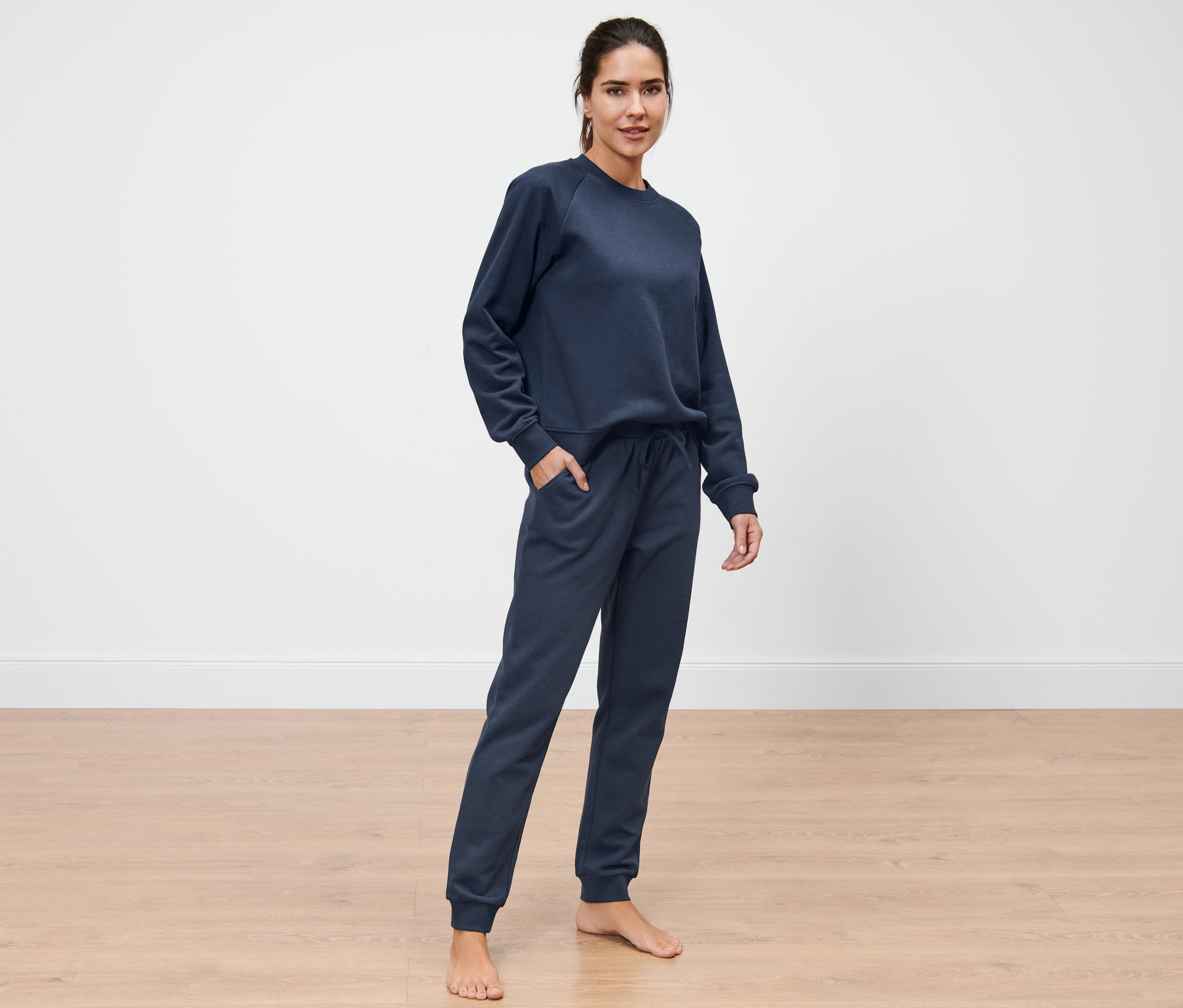 Kobieta pozuje w dresie domowym.