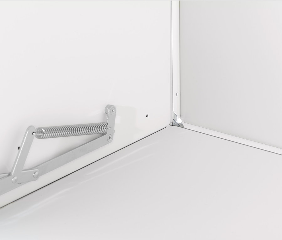 Szczegół białej szafki CN3 z metalowym mechanizmem klapy.